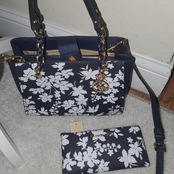 Bundled sale Michael kors purse and wallet - Picture 9 of 15
